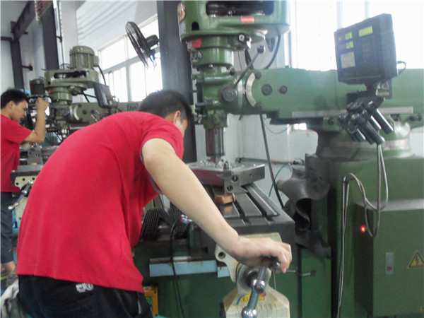 旭錦塑膠模具有限公司，模具車間人員工作操作